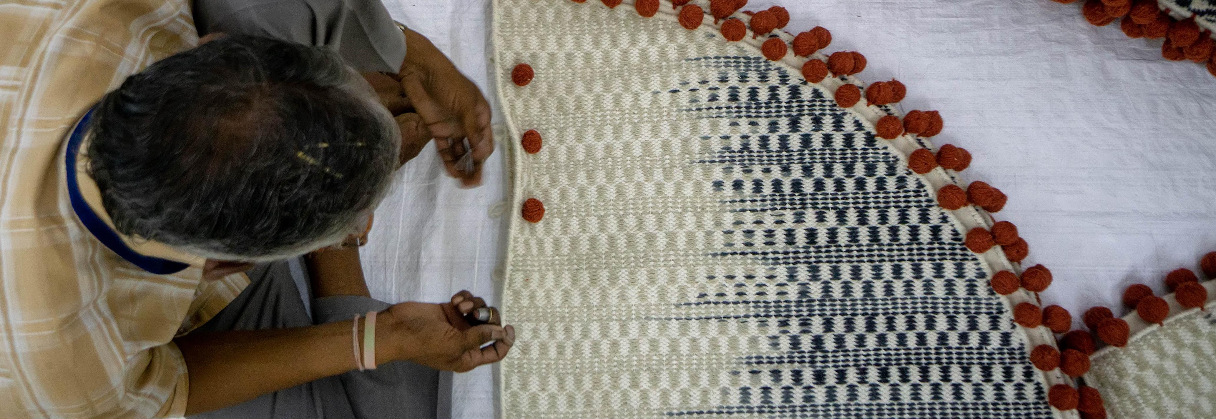 Man weaving on floor_Photographed by Nitin Gera © GoodWeave