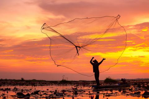 Silhouhette of fisherman at sunset © tong2530, Adobe stock